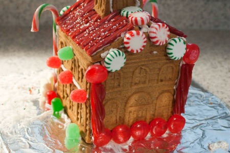 gingerbread house picture with red licorice roof