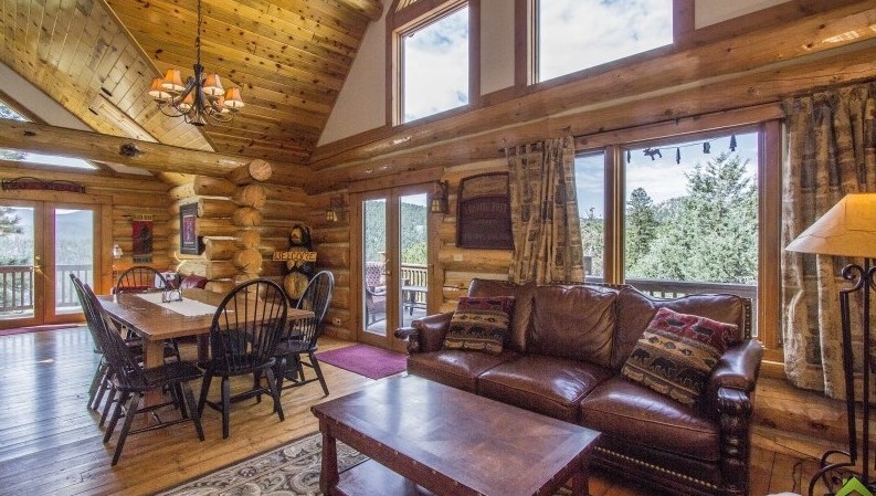 Log home with rustic decorating theme