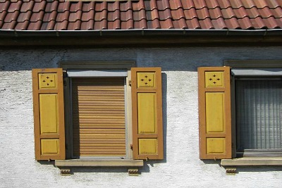 contrasting colors on shutters